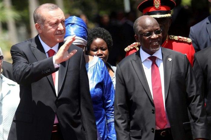 Turkey's President Recep Tayyip Erdogan (L) and Tanzanian counterpart John Pombe Magufuli arrive at State House in Dar es Salaam on January 23, 2017