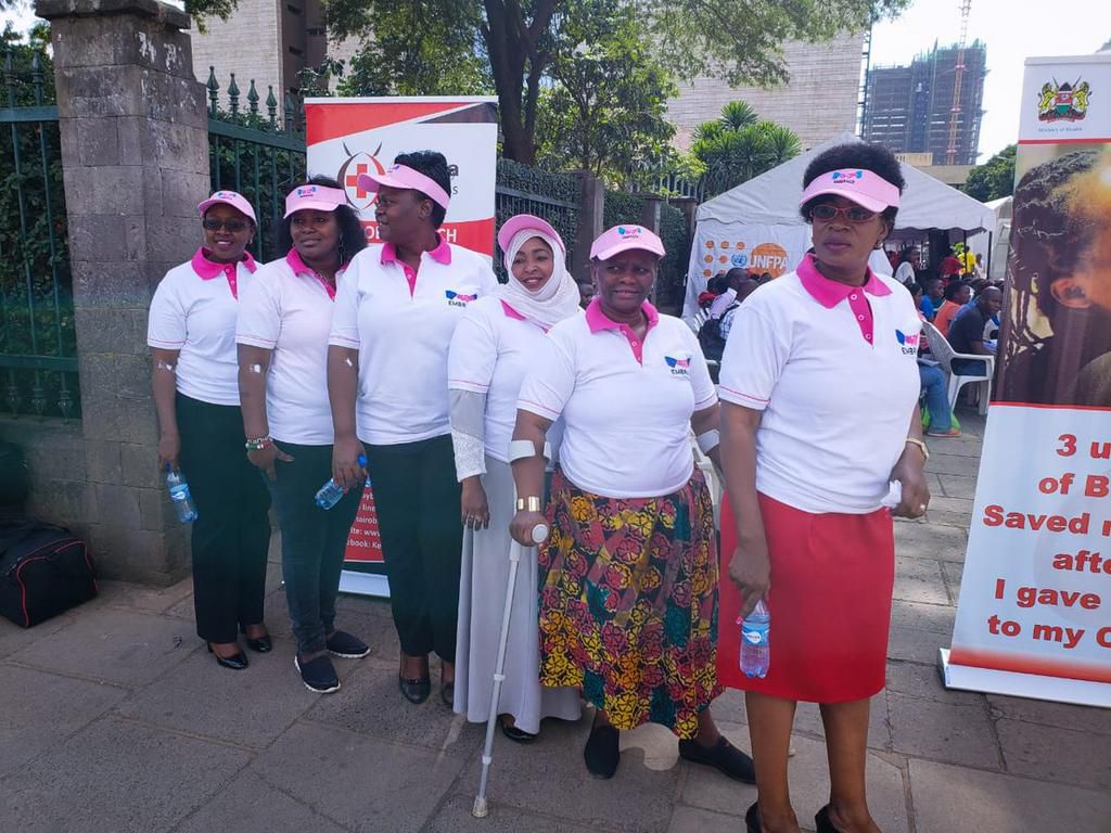 Embrace women at August 7th Memorial Park donating blood (Twitter)