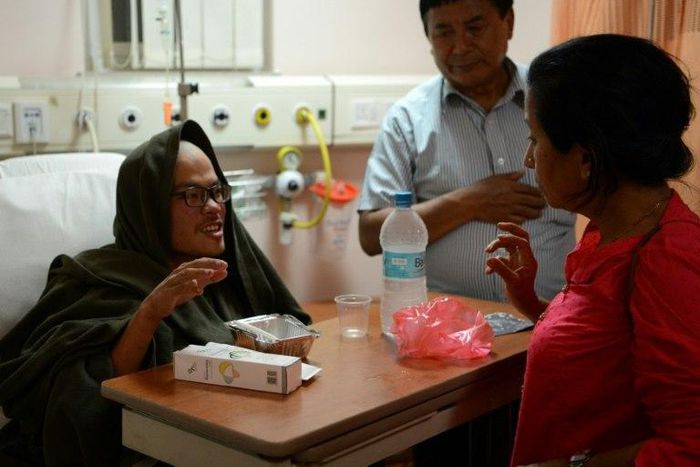 Taiwanese trekker Liang Sheng-yueh (L), who was rescued after being stranded in the Himalayas for 47 days, talks with a nutritionist in a hospital in Kathmandu on April 26, 2017