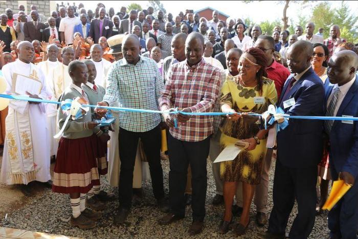 Deputy President William Ruto has come under heavy criticism after photos of him launching an ICT Resource centre with obsolete computers surfaced.