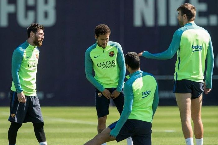 Barcelona's Lionel Messi (L) chats with teammate Neymar (2ndL) and Gerard Pique (R) during a training session at the Sports Center FC Barcelona Joan Gamper in Sant Joan Despi, near Barcelona, on April 22, 2017