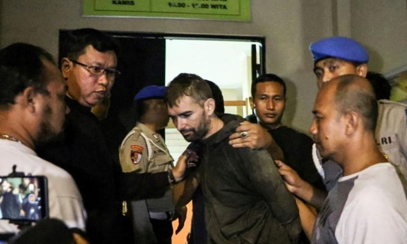 Frenchman Felix Dorfin, who escaped from custody while facing trial on drug charges in Lombok, is escorted by Indonesian police following his recapture