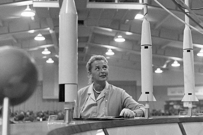 Geraldyn M Cobb, who found a glass ceiling in space, dies at 88