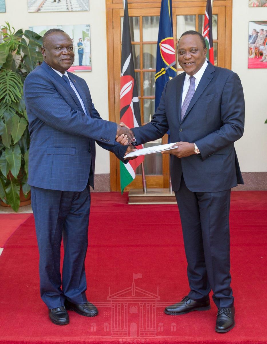 President Kenyatta with President Mnangagwa’s special envoy, Air Chief Marshal (Rtd) Perence Shiri (Twitter)