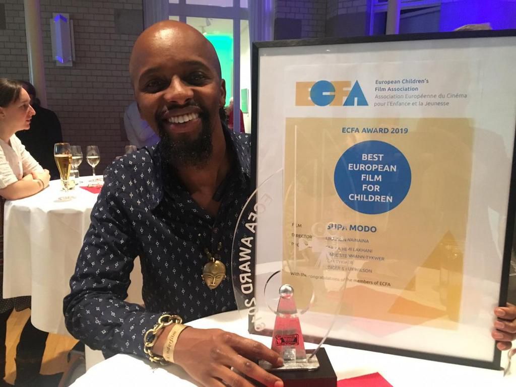 Mugambi Nthiga receiving the award (Twitter)