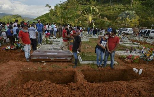 People attend the mass funeral of vistims of a mudslide caused by heavy rains, at the cemetery in Mocoa, Putumayo department, Colombia on April 3, 2017