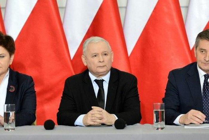 Polish Prime Minister Beata Szydlo (L), the leader of the PiS (Law and Justice) party Jaroslaw Kaczynski (C) and the speaker of the parliament Marek Kuchcinski (R) give a press conference on December 21, 2016 in Warsaw