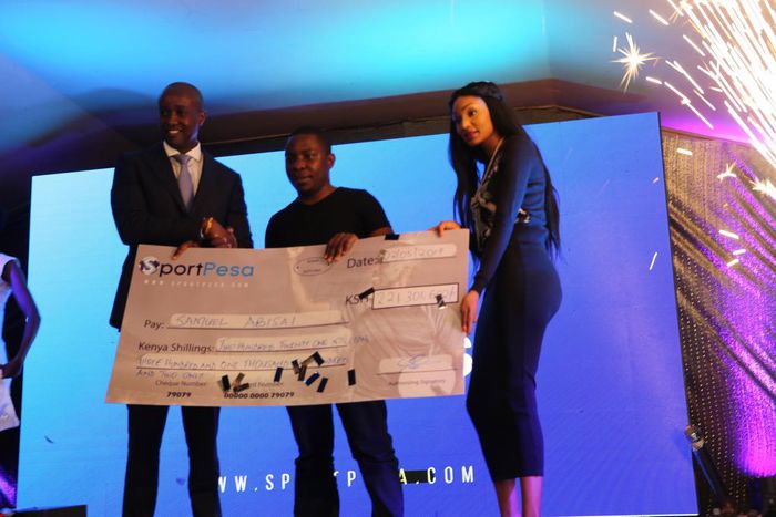 SportPesa CEO Ronald Karauri, Mega Jackpot winner Samuel Abisai and the Sportpesa staff