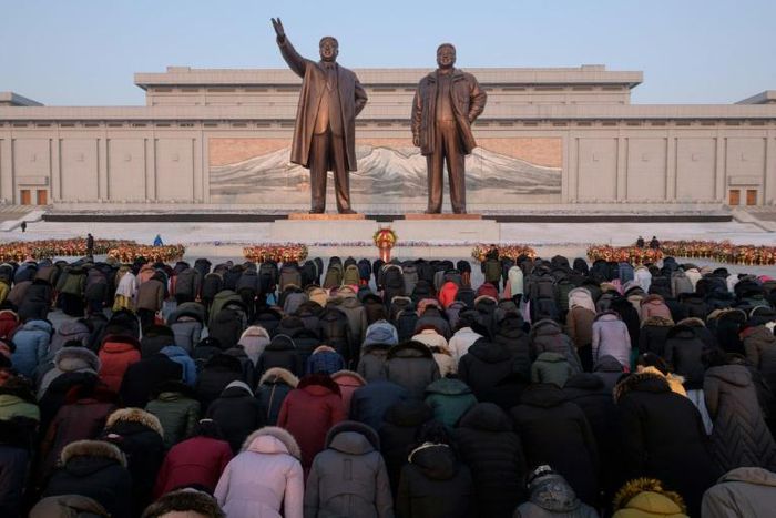 Thousands of North Koreans braved bitterly cold weather to pay tribute to late leader Kim Jong Il on his birthday