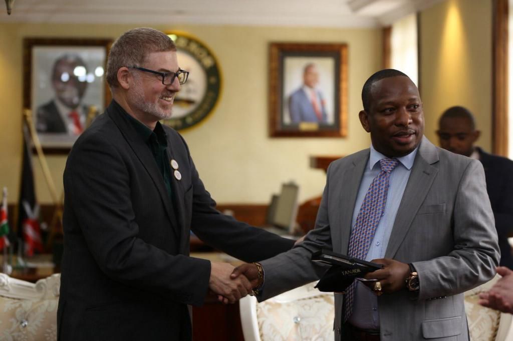 Governor Sonko with Good Deeds CEO Kaynan Rabino at City Hall whne they appointed him as their ambassador (Twitter)