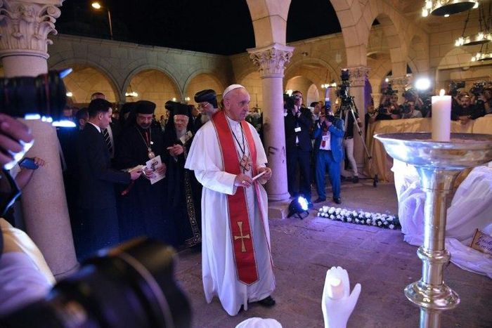 Pope Francis (C) is visiting Cairo to show solidarity with the country's Christian minority after a series of deadly church bombings