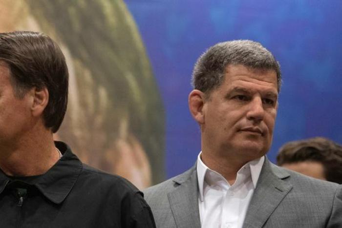 Brazilian President Jair Bolsonaro (l) has sacked Gustavo Bebiano (r) from the ruling party without explaining the decision