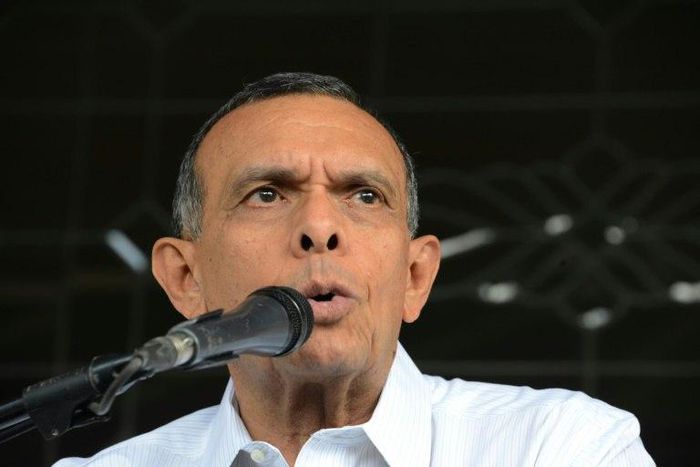 Honduras' former President Porfirio Lobo, delivers a message to the press in Tegucigalpa on March 7, 2017