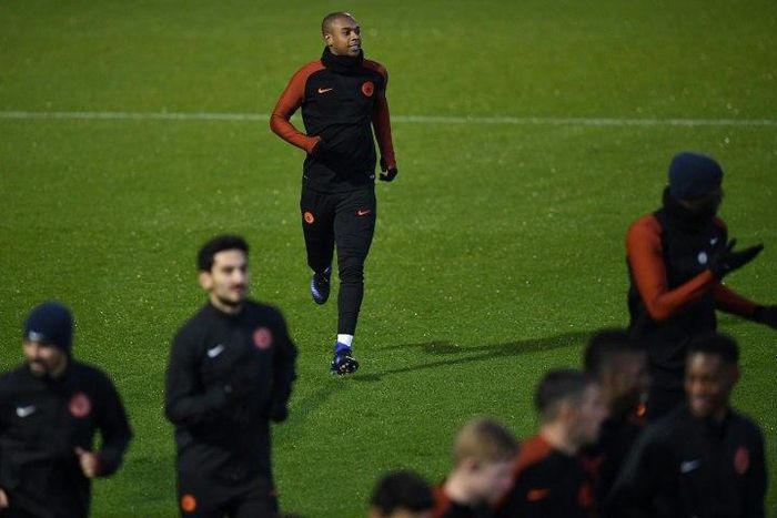 Manchester City's Brazilian midfielder Fernandinho (C) attends a training session at the City Football Academy in Manchester, northern England, on December 5, 2016