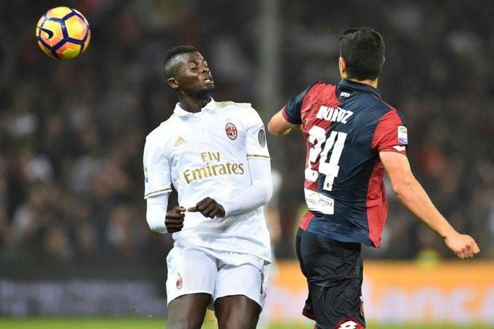 AC Milan's forward M'Baye Niang (L) fights for the ball with Genoa's defender Ezequiel Munoz during the Italian Serie A football match October 25, 2016