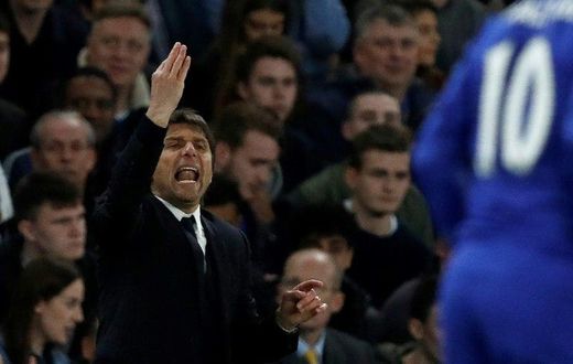 Chelsea's Italian head coach Antonio Conte shouts instructions to his players from the touchline during the English Premier League football match between Chelsea and Manchester City at Stamford Bridge in London on April 5, 2017