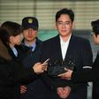 Samsung Electronics vice chairman Lee Jae-Yong (C) has been indicted on multiple charges of bribery and embezzlement