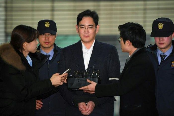 Samsung Electronics vice chairman Lee Jae-Yong (C) has been indicted on multiple charges of bribery and embezzlement