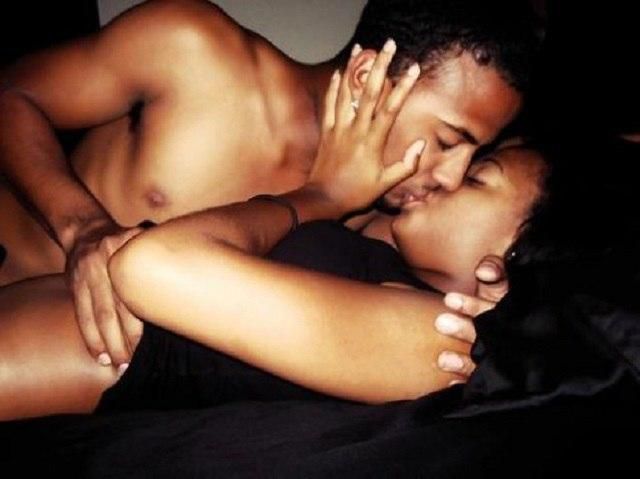 Couple kissing (Pinterest)