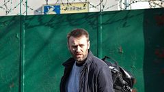 Russian opposition politician Alexei Navalny leaves a detention centre in Moscow on March 6, 2015
