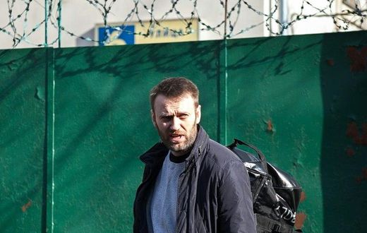 Russian opposition politician Alexei Navalny leaves a detention centre in Moscow on March 6, 2015
