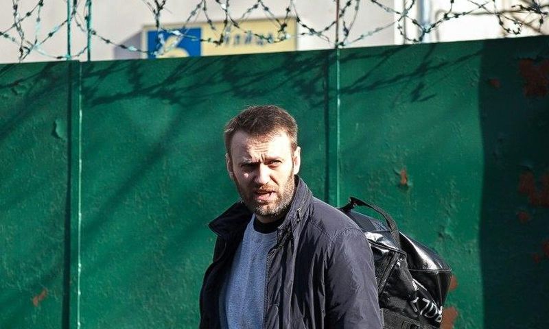 Russian opposition politician Alexei Navalny leaves a detention centre in Moscow on March 6, 2015