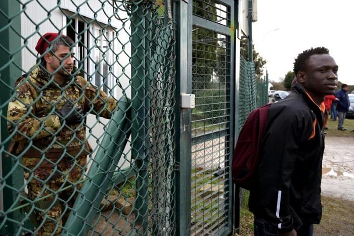 Migrants and asylum-seekers were given 48 hours notice of the centre's closure, and the authorities began the evacuation of 500 people, including 120 women and 14 children