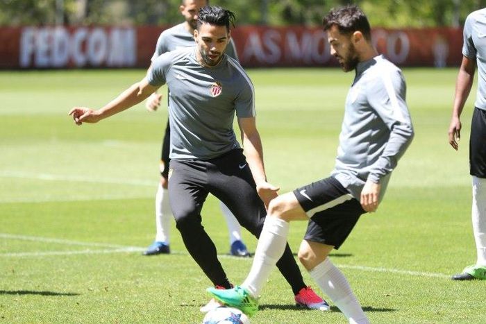 Monaco's forward Radamel Falcao (L) attends a training session on May 8, 2017