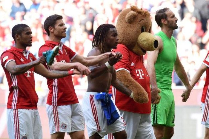 (L-R) Bayern Munich's players wave after the German First division Bundesliga football match Bayern Munich vs Darmstadt 98 in Munich, southern Germany, on May 6, 2017