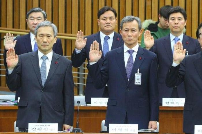 National Security Office chief Kim Kwan-Jin (L) and other presidential aides take an oath during a hearing on South Korean President Park Geun-Hye's corruption scandal in Seoul