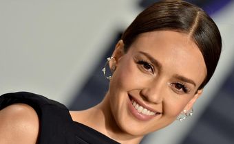 Jessica Alba Posts New No-Makeup Facial Selfie