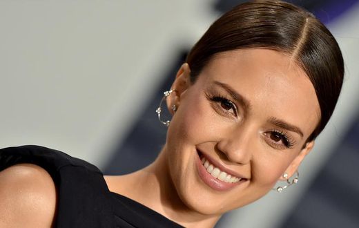 Jessica Alba Posts New No-Makeup Facial Selfie