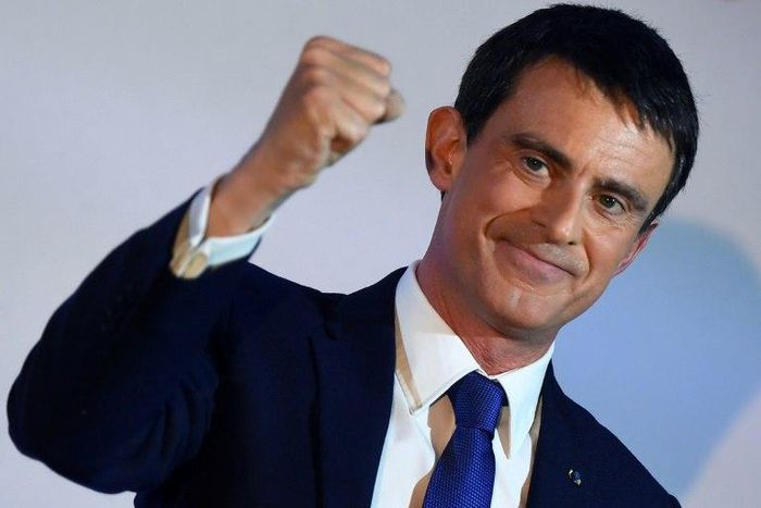 Manuel Valls pumps his fist during a speech after coming he came in second in the first round of the French Socialists' presidential primaries on January 22, 2017 in Paris