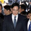 Lee Jae-Yong (C), Samsung Electronics vice chairman and the son of Samsung group chairman Lee Kun-Hee, arrives at the court for a hearing to review the issuing of his arrest warrant at the Seoul Central District Court in Seoul on February 16, 2017