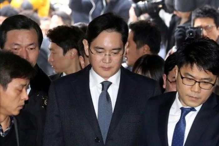 Lee Jae-Yong (C), Samsung Electronics vice chairman and the son of Samsung group chairman Lee Kun-Hee, arrives at the court for a hearing to review the issuing of his arrest warrant at the Seoul Central District Court in Seoul on February 16, 2017