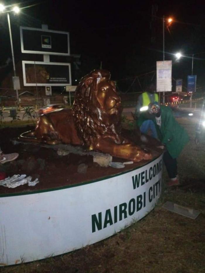 The new sculpture along University Way that has replaced the previous one