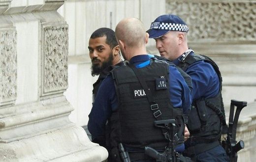 London police say an anti-terror raid in the city was unrelated to the earlier arrest of a man armed with knives close to the Houses of Parliament