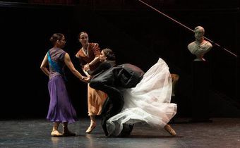 Review: Queen Victoria in toe shoes?