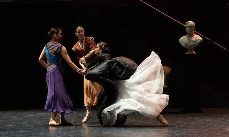 Review: Queen Victoria in toe shoes?
