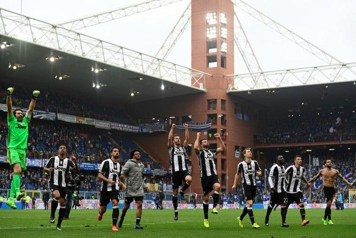 Juventus' players celebrate after the Italian Serie A football match against Sampdoria on March 19, 2017 at the Luigi Ferraris stadium in Genova