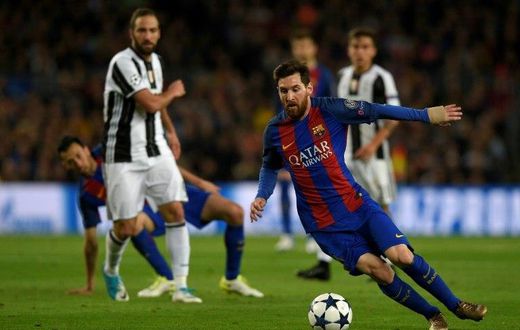 Barcelona's Argentinian forward Lionel Messi controls the ball during the UEFA Champions League quarter-final match against Juventus at the Camp Nou stadium in Barcelona on April 19, 2017