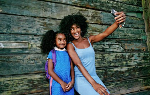 Happy mom and daughter(dissolve)