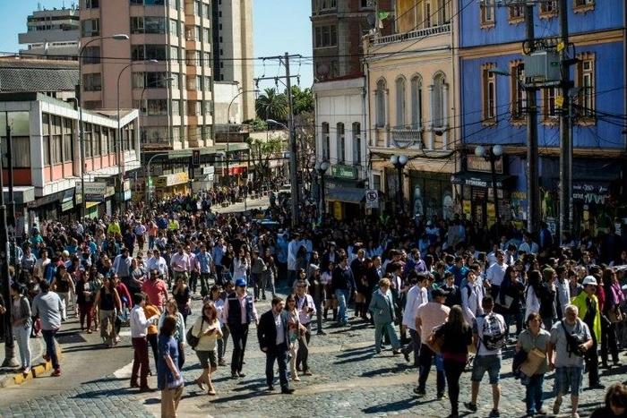 People walk to higher ground during an earthquake and tsunami drill in Valparaiso, a day before a 6.4-magnitude earthquake of "great intensity" struck central Chile on November 4, 2016
