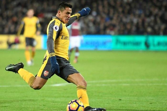 Arsenal's Alexis Sanchez shoots to score the team's second goal during the match against West Ham United in east London on December 3, 2016