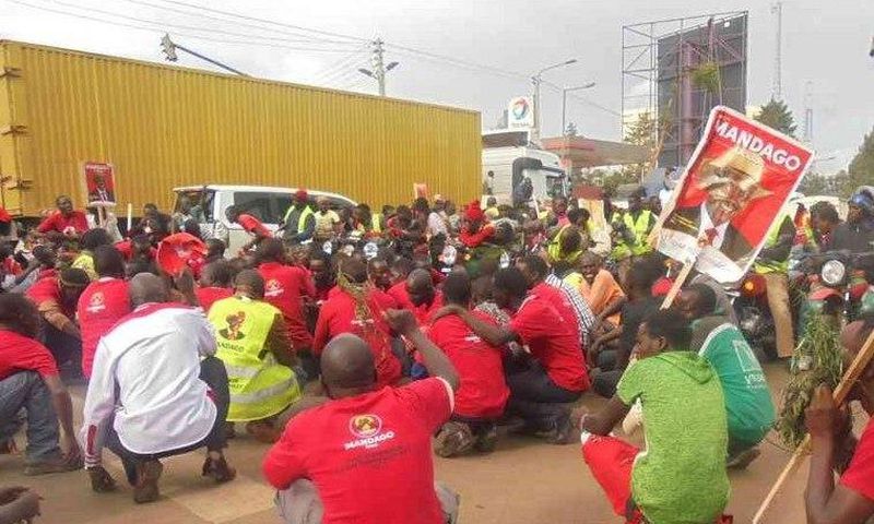 Jubilee Party supporters allied to Uasin Gishu Governor Jackson Mandago squat on the Eldoret- Webuye Highway.