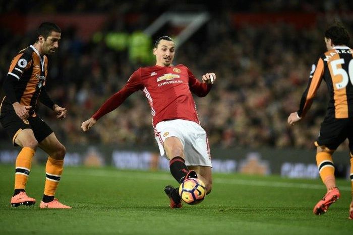 Manchester United's Swedish striker Zlatan Ibrahimovic (centre) vies with Hull City players during their English Premier League at Old Trafford in Manchester on February 1, 2017