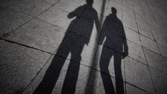 A shadow of two men holding hands (Unspalsh)