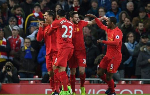 Liverpool's midfielder Roberto Firmino (L) celebrates with teammates after scoring the opening goal of the English Premier League football match against Arsenal March 4, 2017