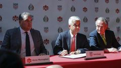 Football bosses from Canada, Mexico and the US announce a bid to become the first three-way co-hosts in the history of FIFA's showpiece tournament