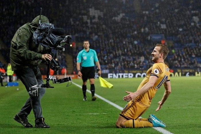 Tottenham Hotspur's Harry Kane (R) celebrates scoring his third goal during their English Premier League football match against Leicester City at King Power Stadium in Leicester, central England on May 18, 2017